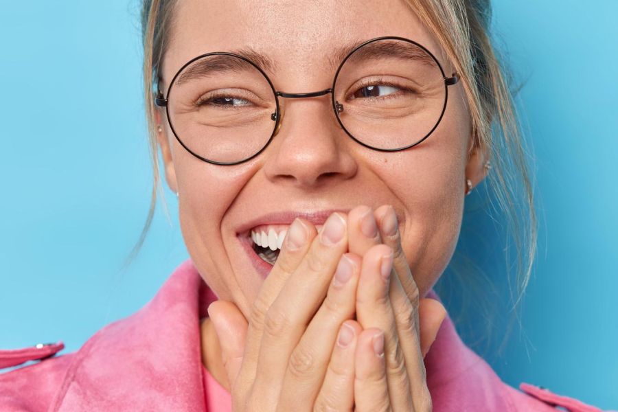 sorriso coperto dalle mani